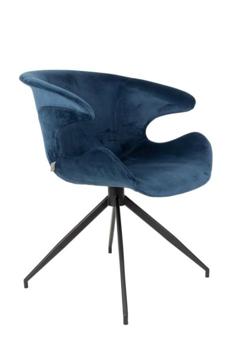 Silla moderna tapizada en tela azul de tacto suave con base de metal negro.
