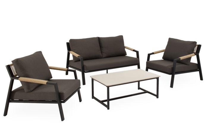 Conjunto de jardín étnico un sofá, sillones y una mesa de centro en mimbre, aluminio y porcelana en tono negro y gris oscuro.