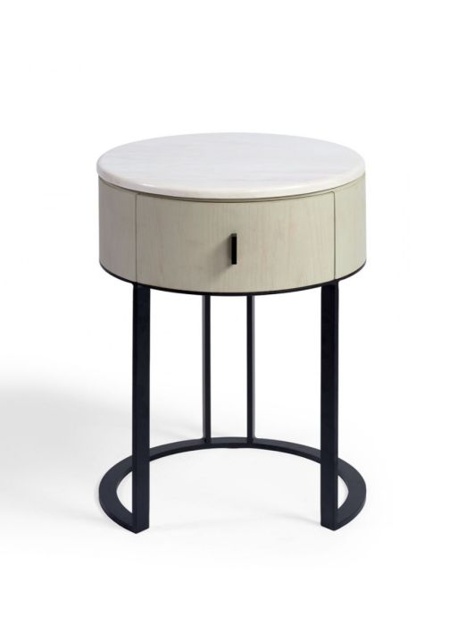 Mesita de noche de diseño moderno en madera grisácea, con sobre de piedra blanca y base de metal negro.