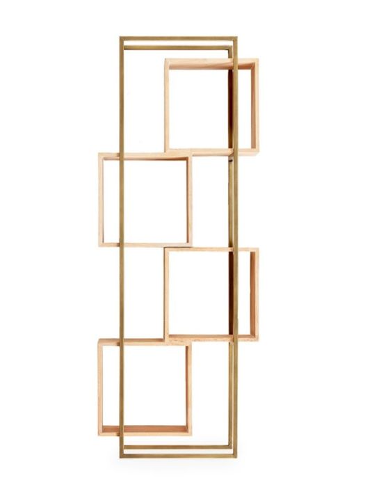 Estantería art decó en metal dorado con módulos de madera natural.