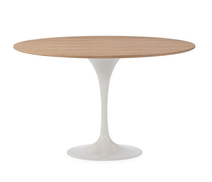 Mesa de comedor nórdica moderna con sobre en madera de fresno natural y base de aluminio blanco.