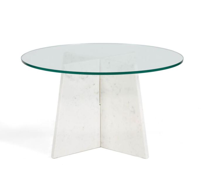 Mesa de centro de diseño moderno con sobre de cristal redondo y base de mármol blanco.