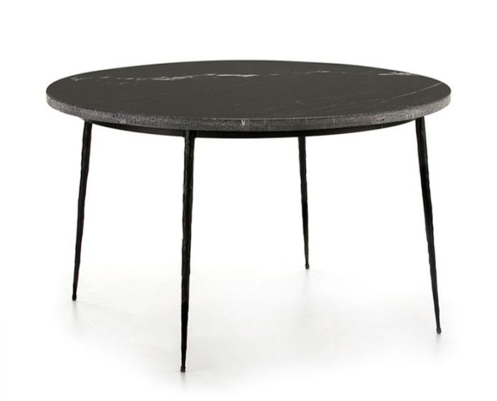 Mesa de comedor de diseño moderno con sobre de mármol negro mate y patas metálicas negras.