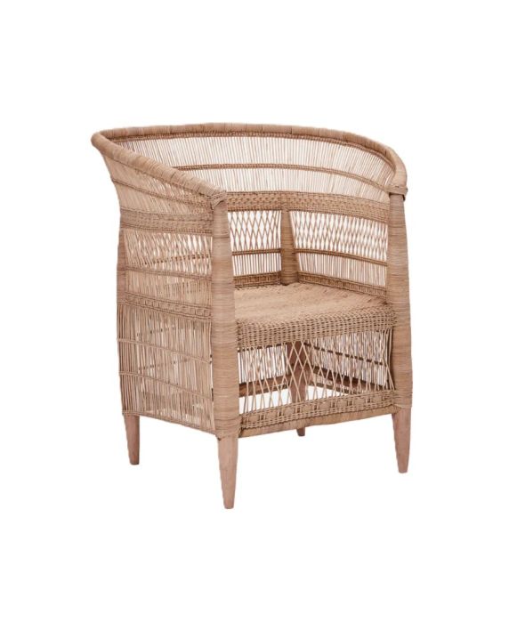 Silla étnica hecha a mano en madera y ratán natural.