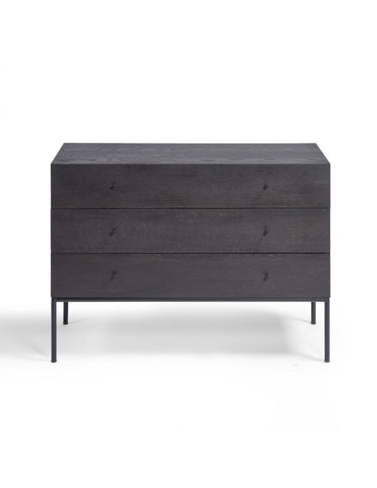 Cómoda de diseño moderno en madera de roble marrón negro y metal negro.