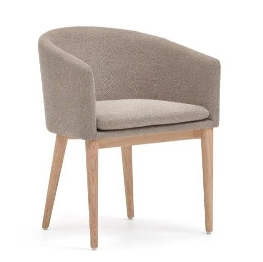 Silla nórdica en madera de fresno tapizada en tela marrón.