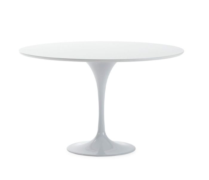 Mesa de comedor redonda con un sobre de madera y base de aluminio blanco.
