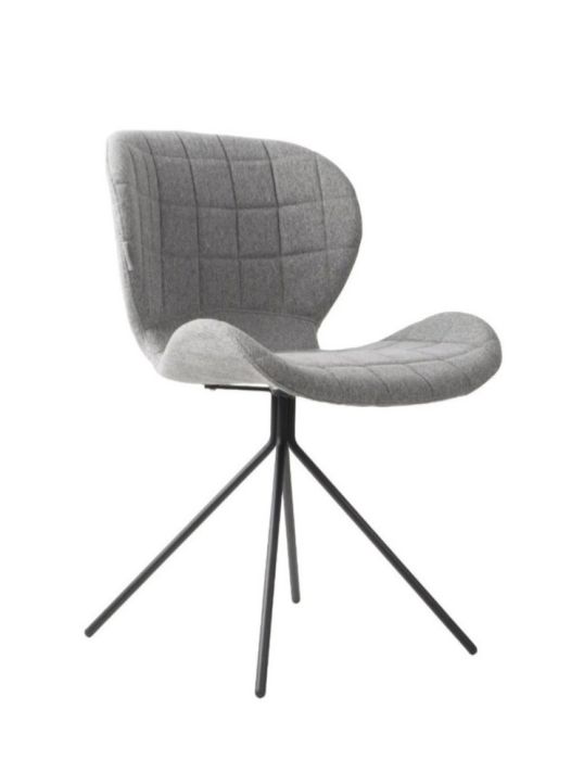 Silla moderna tapizada en tela gris claro y patas de hierro negro.