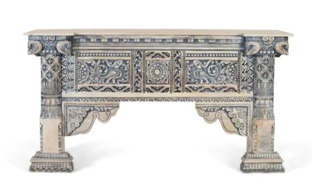Consola oriental en madera de mango azul y blanco decapado.