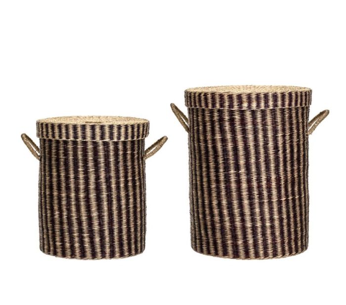 Juego de 2 cestas en junco natural con rayas marrones.