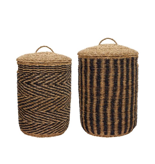 Juego de 2 cestas en junco natural con rayas negras.