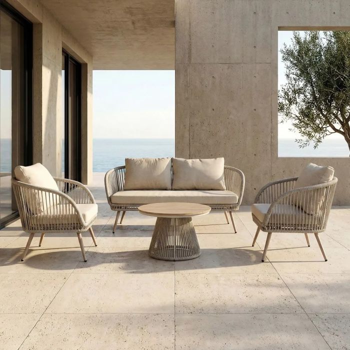 Conjunto de sofá jardín en ratán, acero color natural, cojines beige y polywood natural.