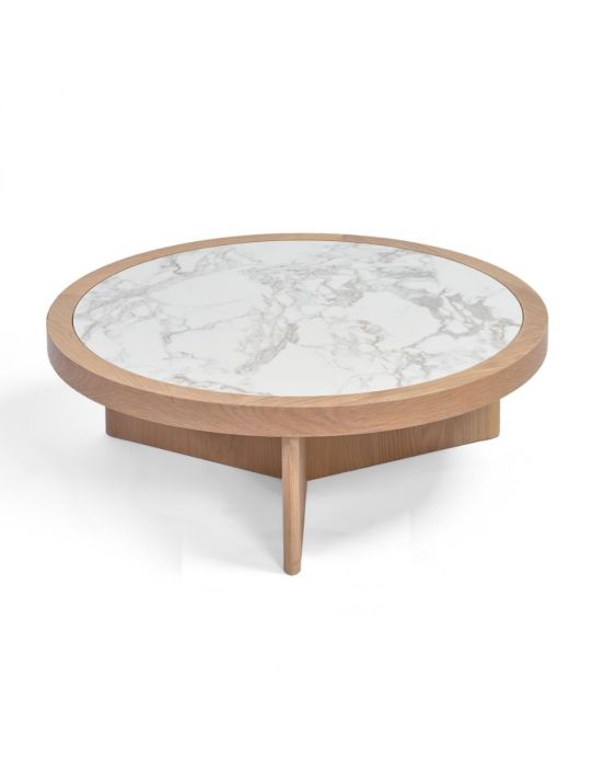 Mesa de centro nórdica moderna en madera de roble alrededor de un sobre de cerámica blanco.