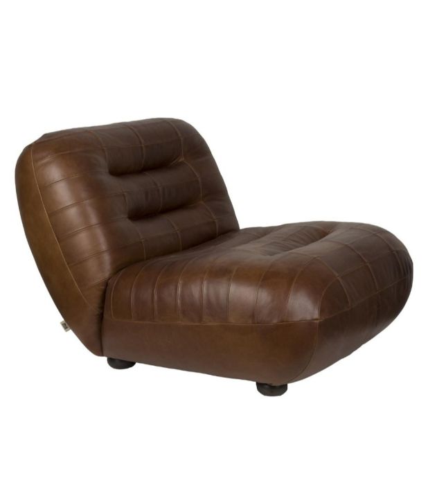 Sillón vintage en madera de caucho tapizado en cuero de vaca marrón.
