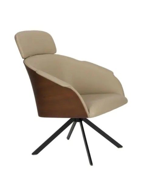 Sillón nórdico en madera nogal tapizado en cuero beige y patas de metal negro.