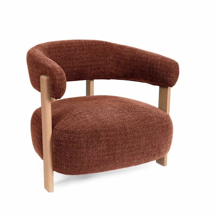 Sillón nórdico tapizado terracota con estructura de madera de haya natural.