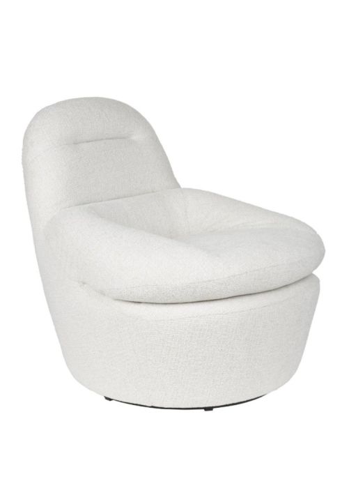 Sillón nórdico en madera tapizada en tejido blanco y base negra.