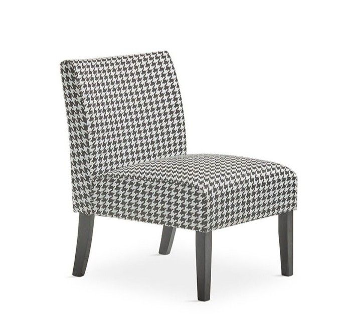 Sillón moderno tapizado en tela pata de gallo y patas de madera negra.