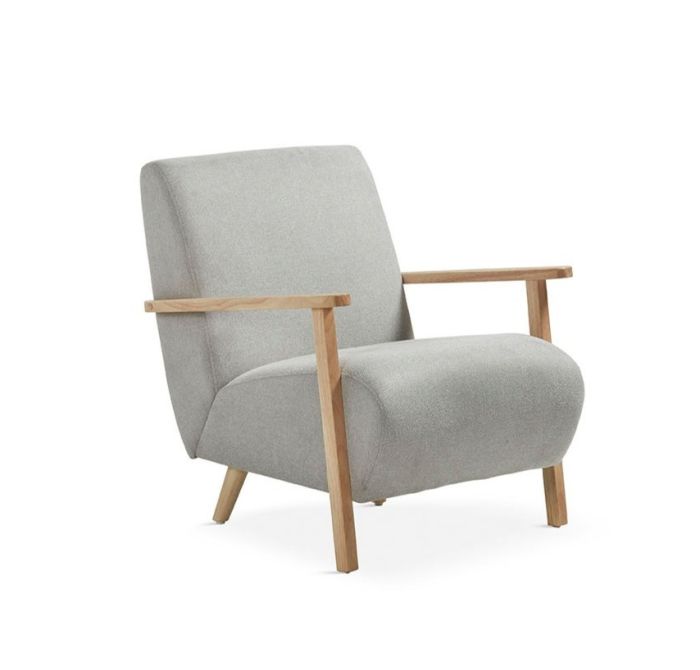 Sillón nórdico en madera natural tapizado gris.