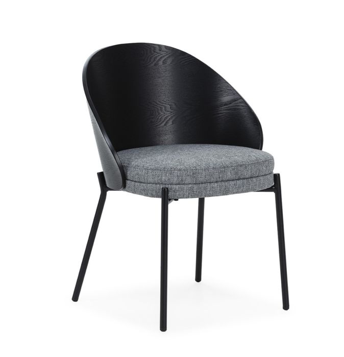 Silla moderna en estructura de madera y patas de metal negro tapizado en tela gris.