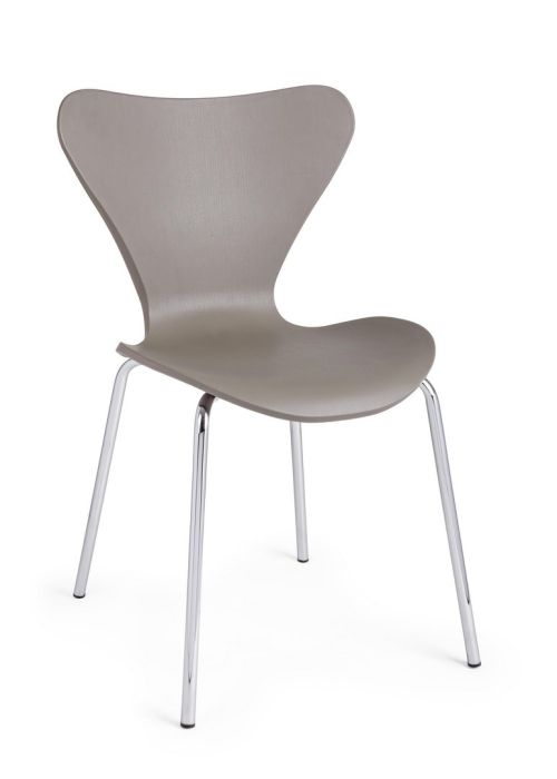 Silla apilable en polipropileno cámel y patas de hierro cromado brillante.