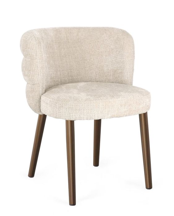 Silla en madera contrachapada tapizado en tejido beige y patas de acero bronce.