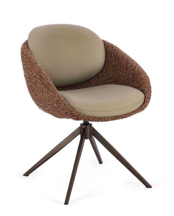 Silla giratorio en madera contrachapada tapizado marrón, cuero beige y patas de acero oscuro.