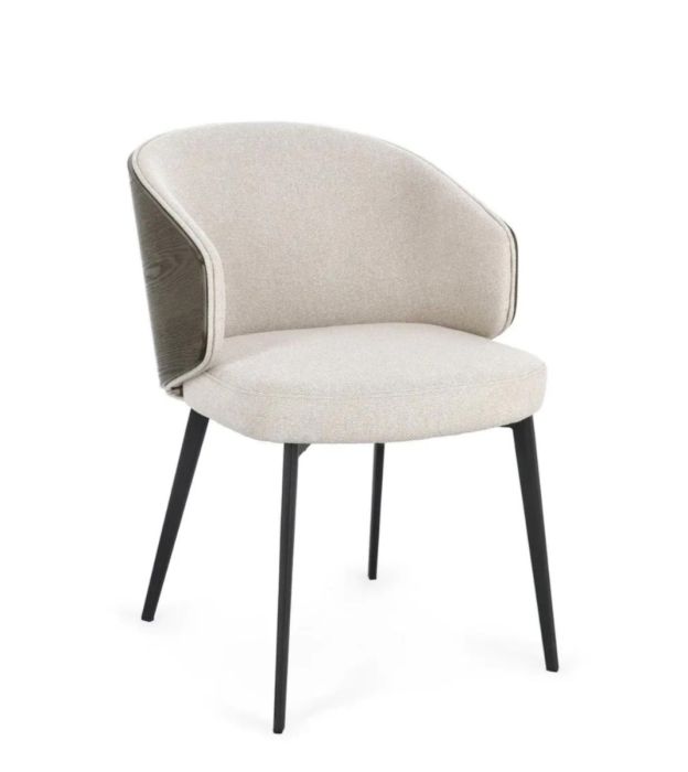 Silla en madera tapizada en tela beige con respaldo de madera de fresno oscuro y patas de acero negro.