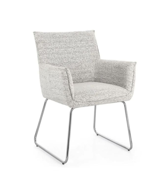 Silla en madera contrachapada tapizada en gris claro efecto tweed de punto ancho y patas de acero.