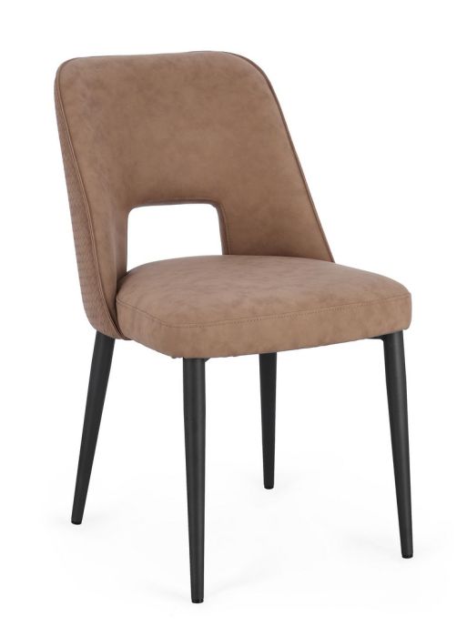 Silla en madera contrachapada tapizada en cuero capuchino y patas de acero negro.