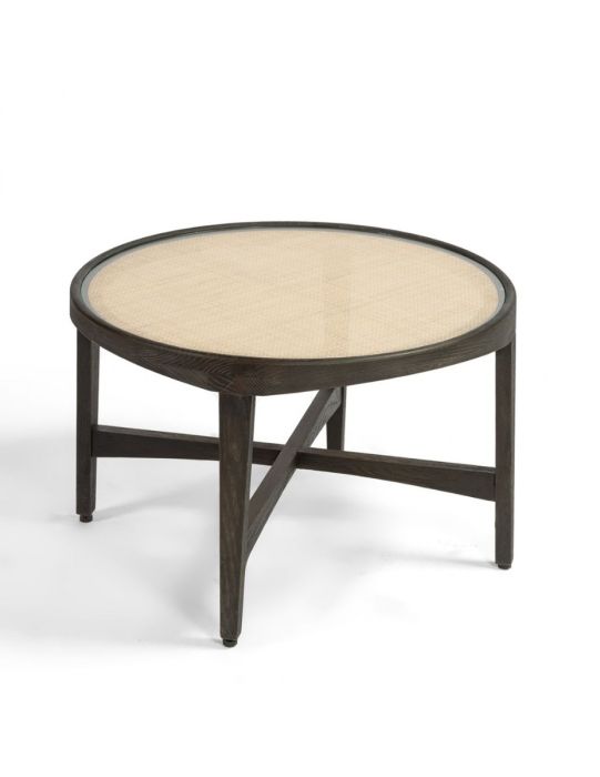 Mesa de centro étnica en madera de roble oscura con sobre de ratán natural protegido por cristal.