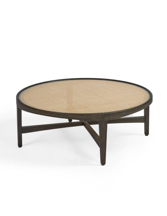 Mesa de centro étnica en madera de roble oscura con sobre de ratán natural protegido por cristal.