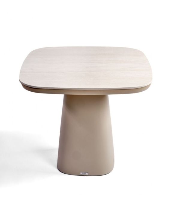 Mesa de comedor exterior nórdica en aluminio arena y sobre de cerámica blanca.