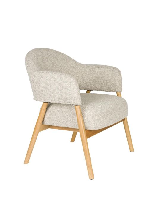 Silla nórdica en madera de roble tapizada en tela marrón claro.