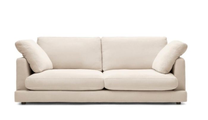 Sofá 3 plazas en madera tapizado en tela beige.