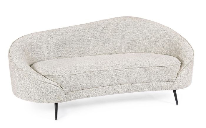 Sofá en madera tapizada en tela gris claro con patas de metal negro.