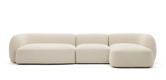 Sofá chaise lounge de 4 plazas en madera tapizada blanco crudo.