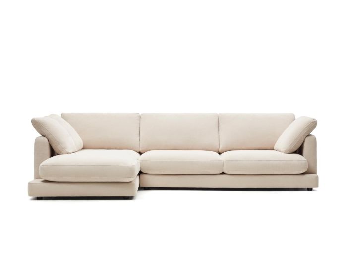 Sofá 4 plazas chaise lounge en madera tapizada en beige.