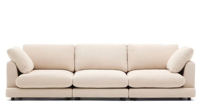 Sofá 4 plazas en madera tapizada en beige.