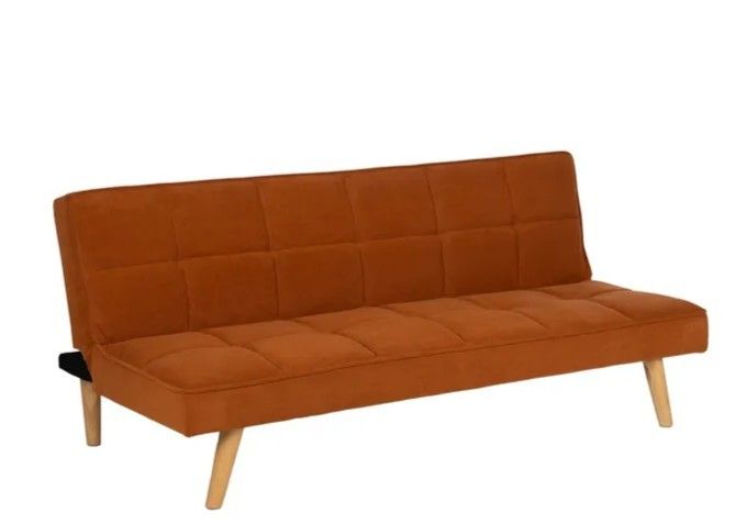 Sofá cama en madera natural tapizada en tela naranja.