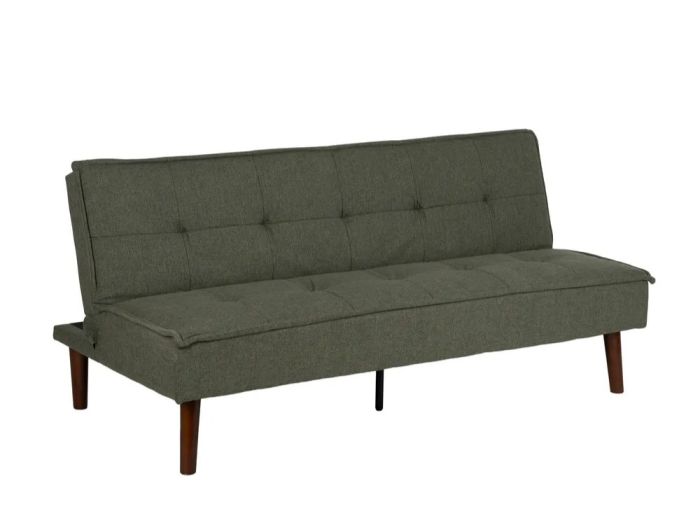 Sofá cama en madera marrón tapizada en tejido verde y pie de metal negro.