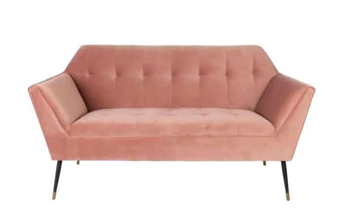 Sofá en madera de pino tapizado en tela rosa arcilla con patas de metal negro y dorado.