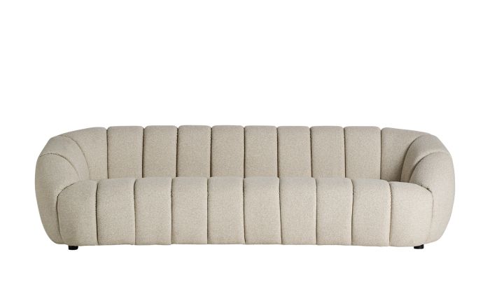 Sofá en madera tapizada en tejido beige.