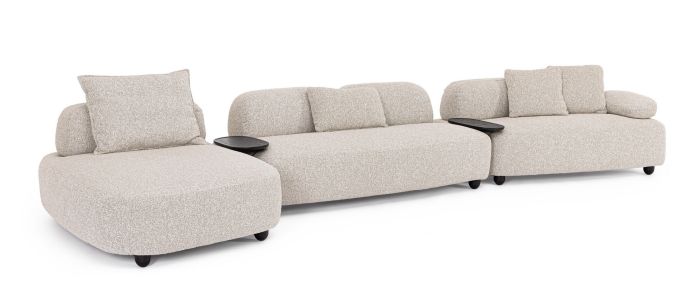 Sofá modular en madera de pino tapizado gris claro con mesa auxiliar en madera de roble y acero negro.