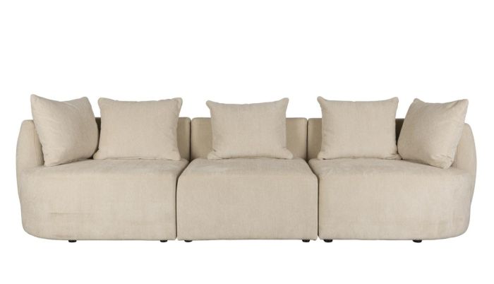 Sofá de 4,5 plazas en madera tapizada en tejido beige con cojines.