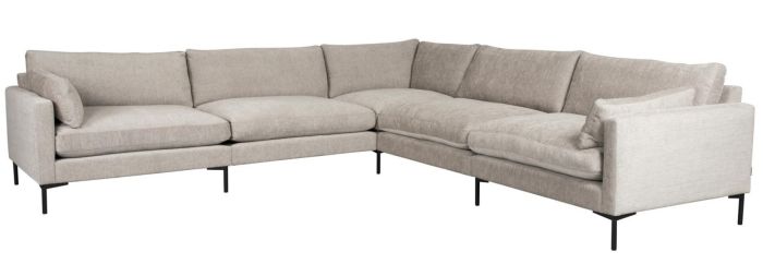 Sofá rinconero de 7 plazas en tejido beige con patas de metal negro.