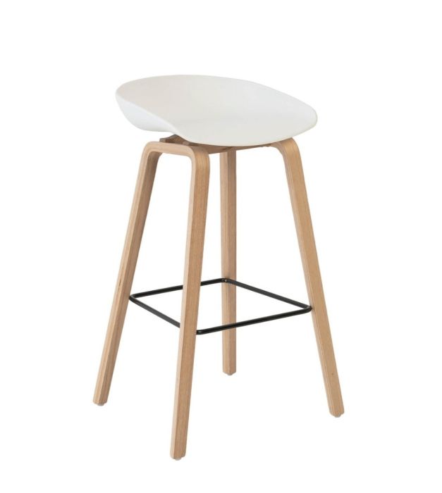 Taburete alto en madera natural con asiento de polipropileno blanco y metal negro.