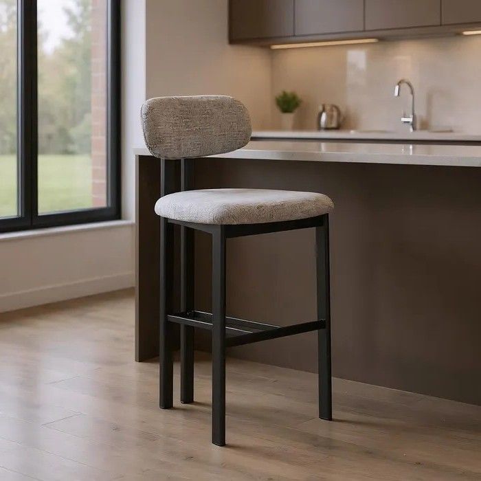 Taburete alto moderno con estructura de metal negra tapizado en tejido gris.