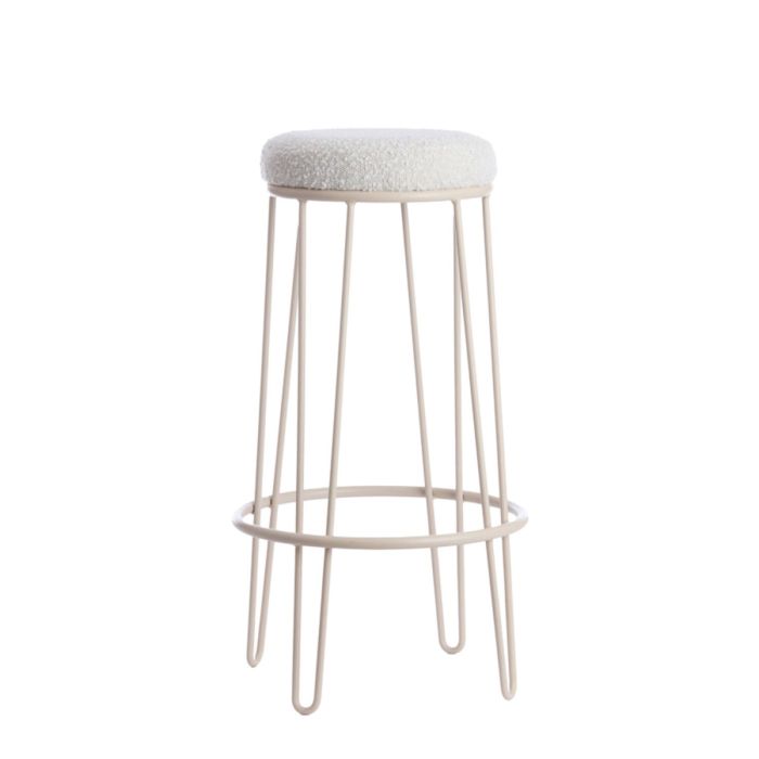 Taburete alto en metal crema tapizado en tela blanca.