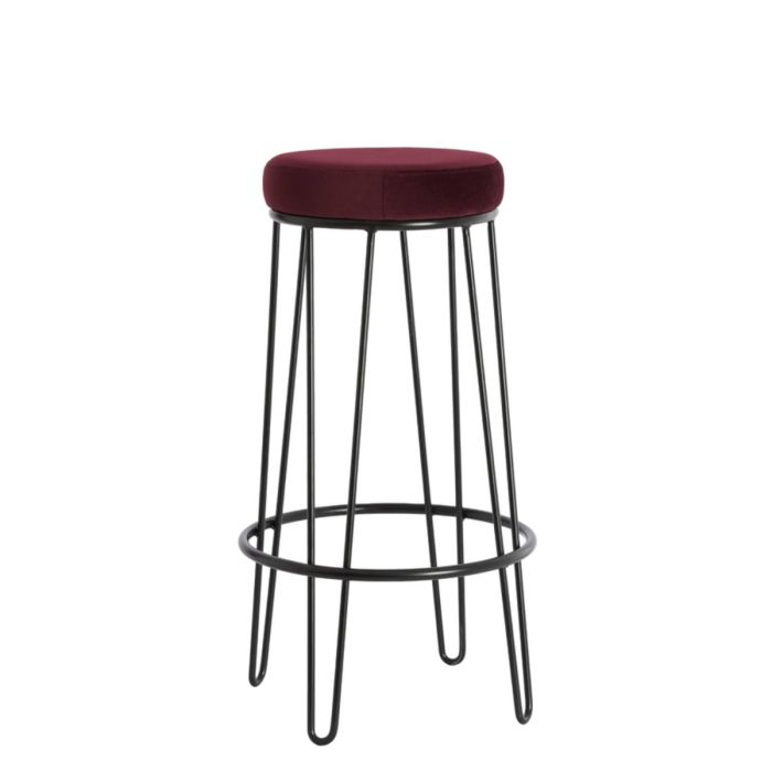 Taburete alto en metal crema tapizado en terciopelo rojo.